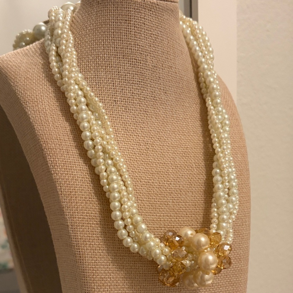 BeautifulPearl and Gold Faux Beaded Necklace